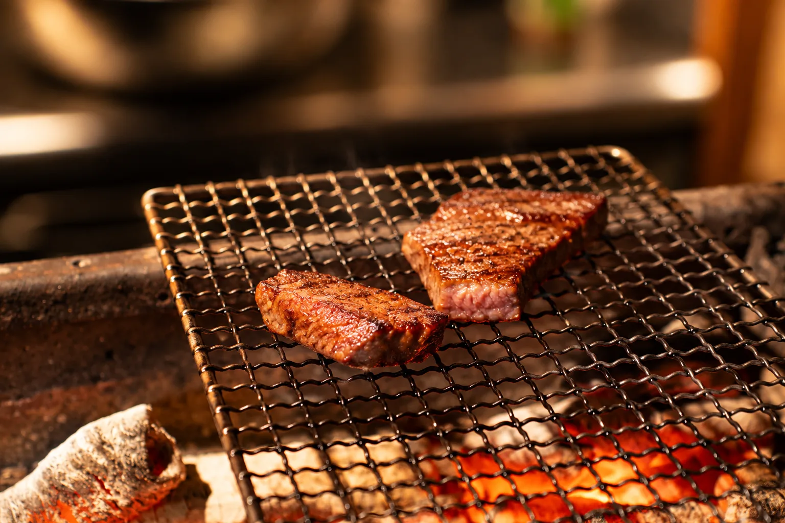 炭火の上に置いた網で牛肉を焼く様子